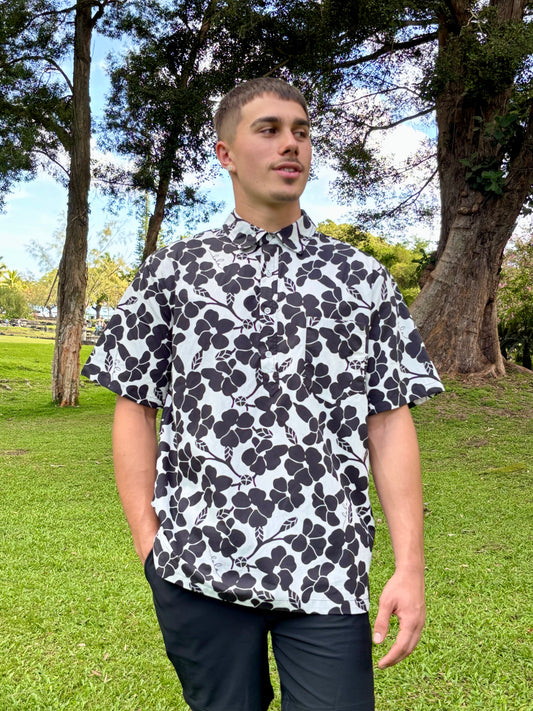 Menʻs Aloha Shirt Puakenikeni White/Black