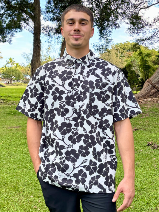 Menʻs Aloha Shirt Puakenikeni White/Black